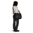 en kvinna bär en Osprey Ozone Brief Bag datorväska (unisex)