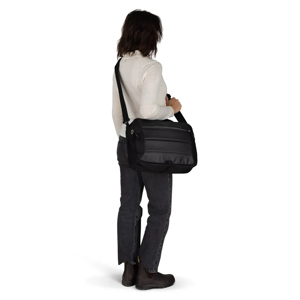 en kvinna bär en Osprey Ozone Brief Bag datorväska (unisex)