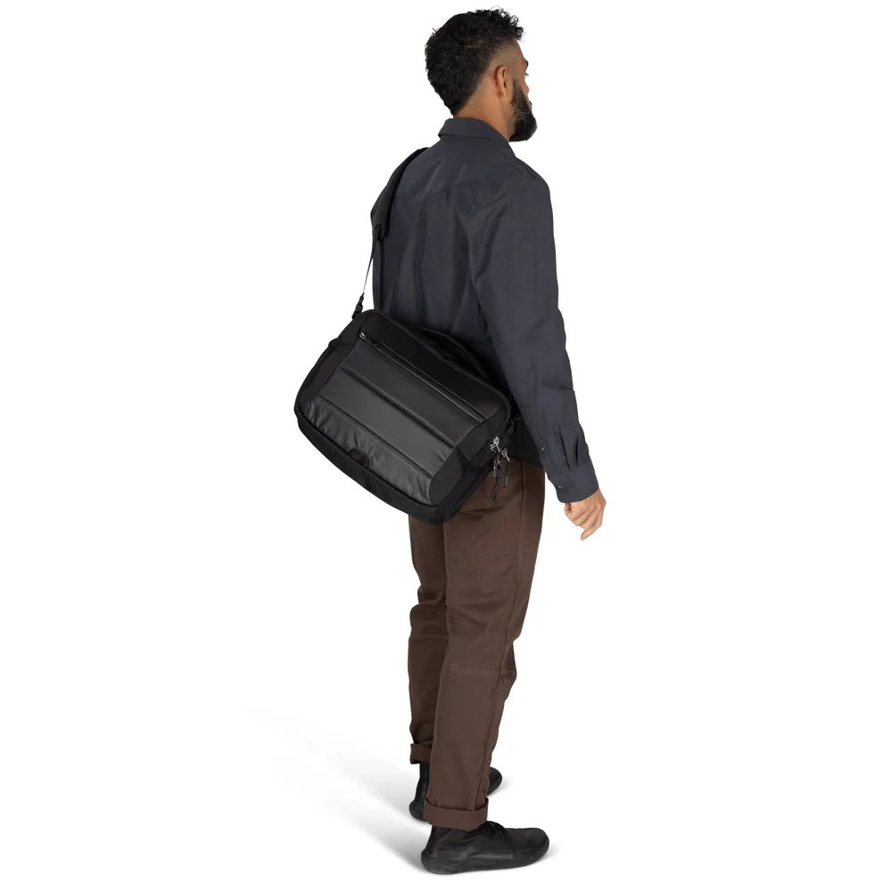 en man bär en Osprey Ozone Brief Bag datorväska (unisex)
