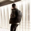 en modell bär en Osprey Ozone Laptop Backpack 28L ryggsäck (unisex)