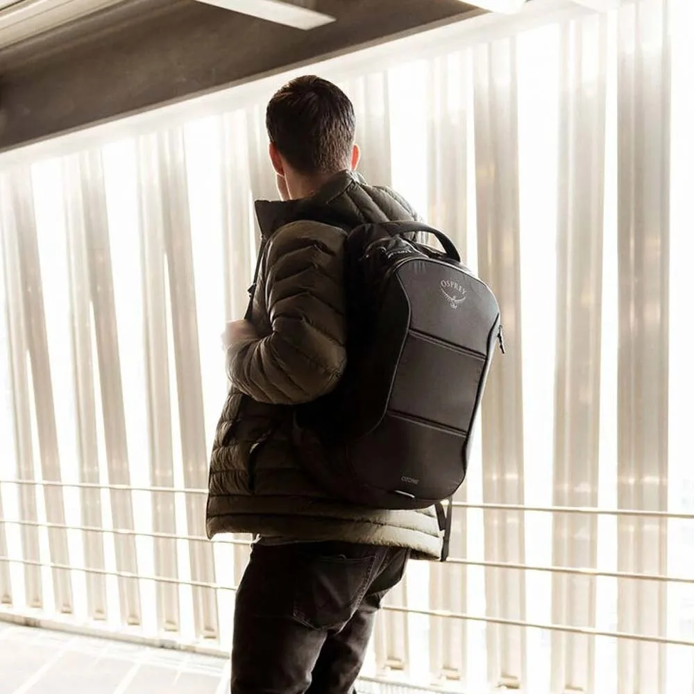 en modell bär en Osprey Ozone Laptop Backpack 28L ryggsäck (unisex)