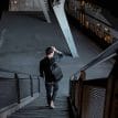 en lifestylebild på en Osprey Ozone Laptop Backpack 28L ryggsäck (unisex)