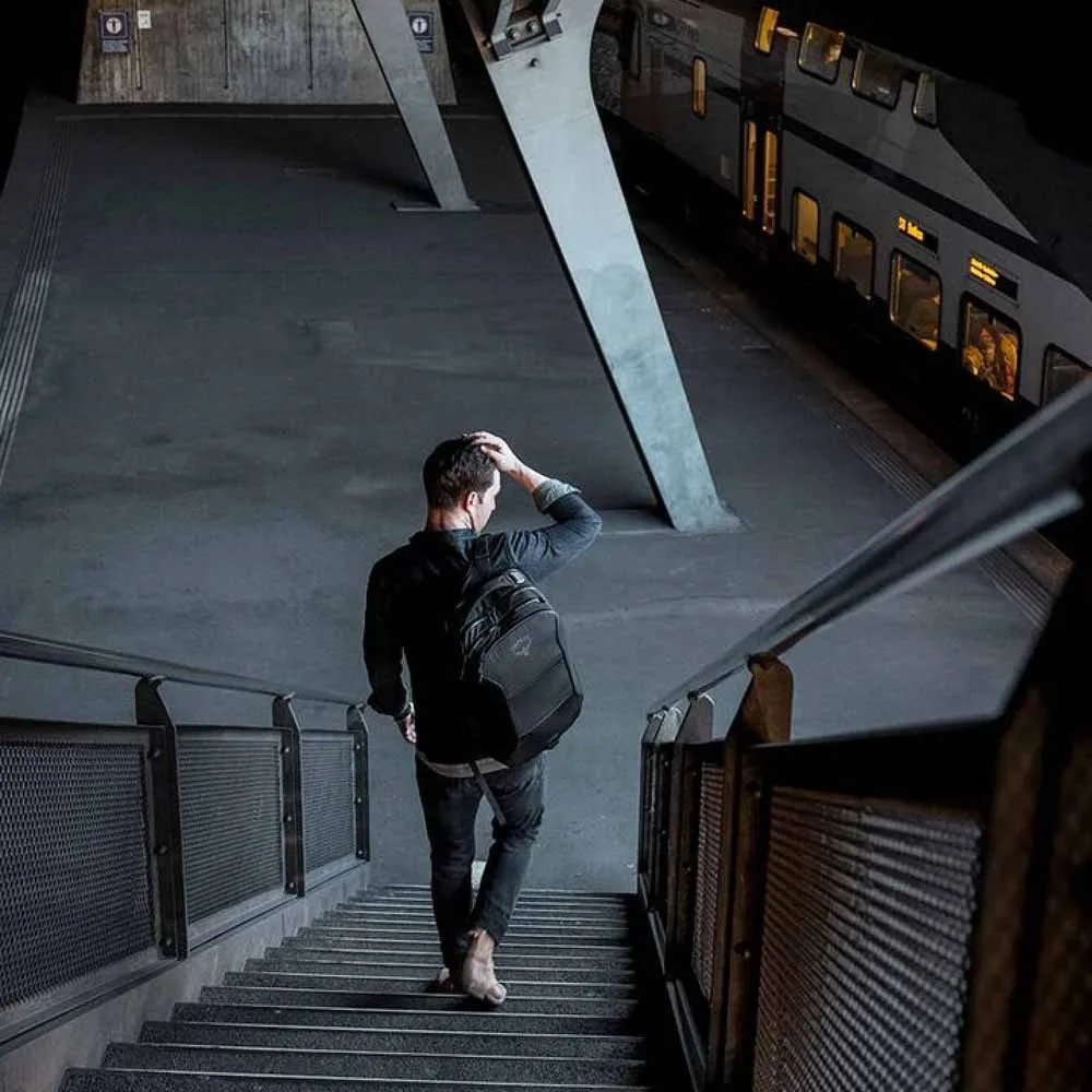 en lifestylebild på en Osprey Ozone Laptop Backpack 28L ryggsäck (unisex)