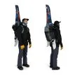 en person bär skidor på en Osprey Soelden 45 skidryggsäck (unisex)
