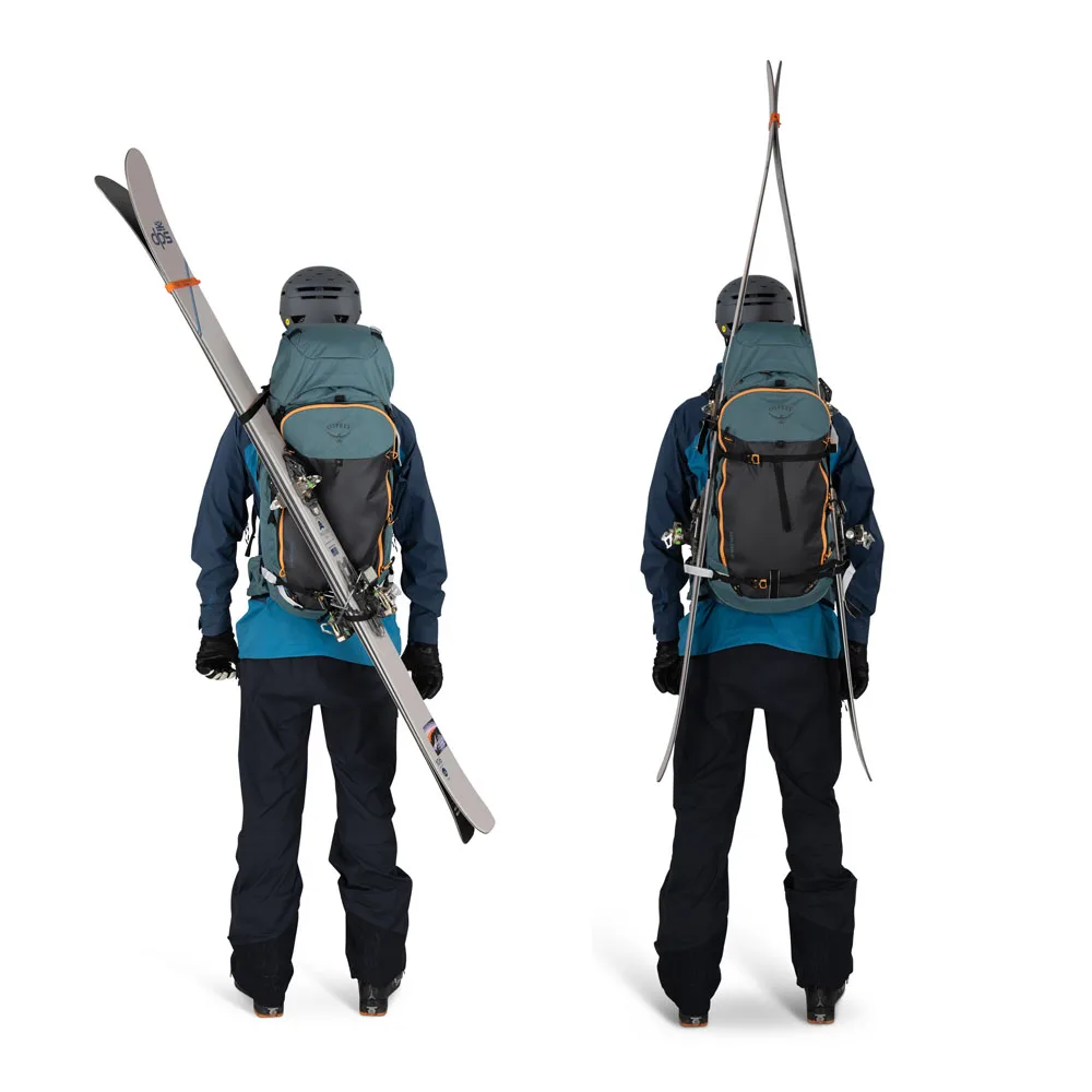 demostration om hur man hänger skidor på en Osprey Soelden 45 skidryggsäck (unisex)