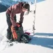 en person använder en Osprey Sopris 32 skidryggsäck (dam)