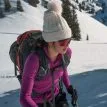 en dammodell bär en Osprey Sopris 32 skidryggsäck (dam)
