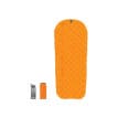 Sea To Summit Aircell Mat Ultralight Insulated Pump uppblåsbart liggunderlag brevid en ihoppackad Sea To Summit Aircell Mat Ultralight Insulated Pump uppblåsbart liggunderlag