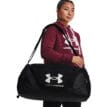 Under Armour Undeniable 5.0 Medium 58L träningsväska (unisex) på en modell