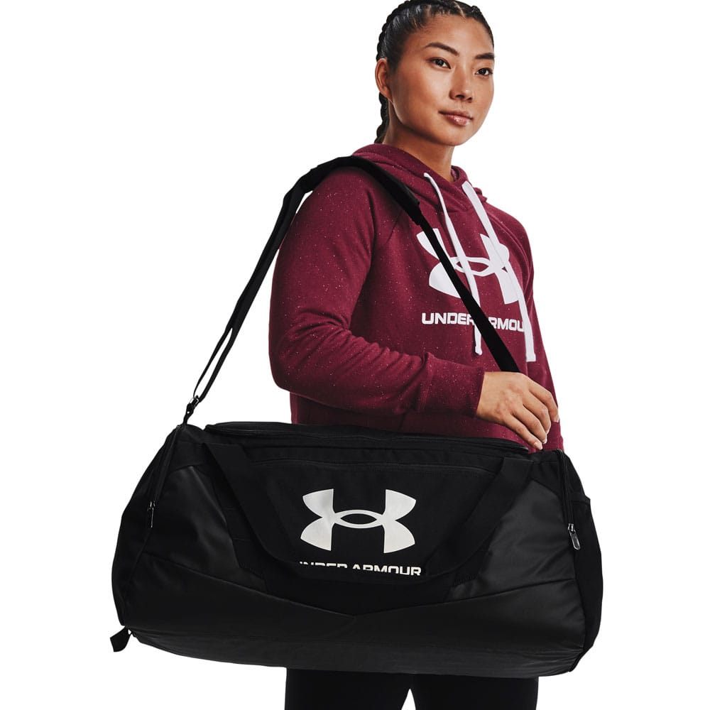 Under Armour Undeniable 5.0 Medium 58L träningsväska (unisex) på en modell