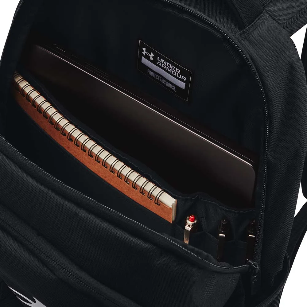 datorfack på en Under Armour Hustle 6.0 träningsväska med datorfack (unisex)