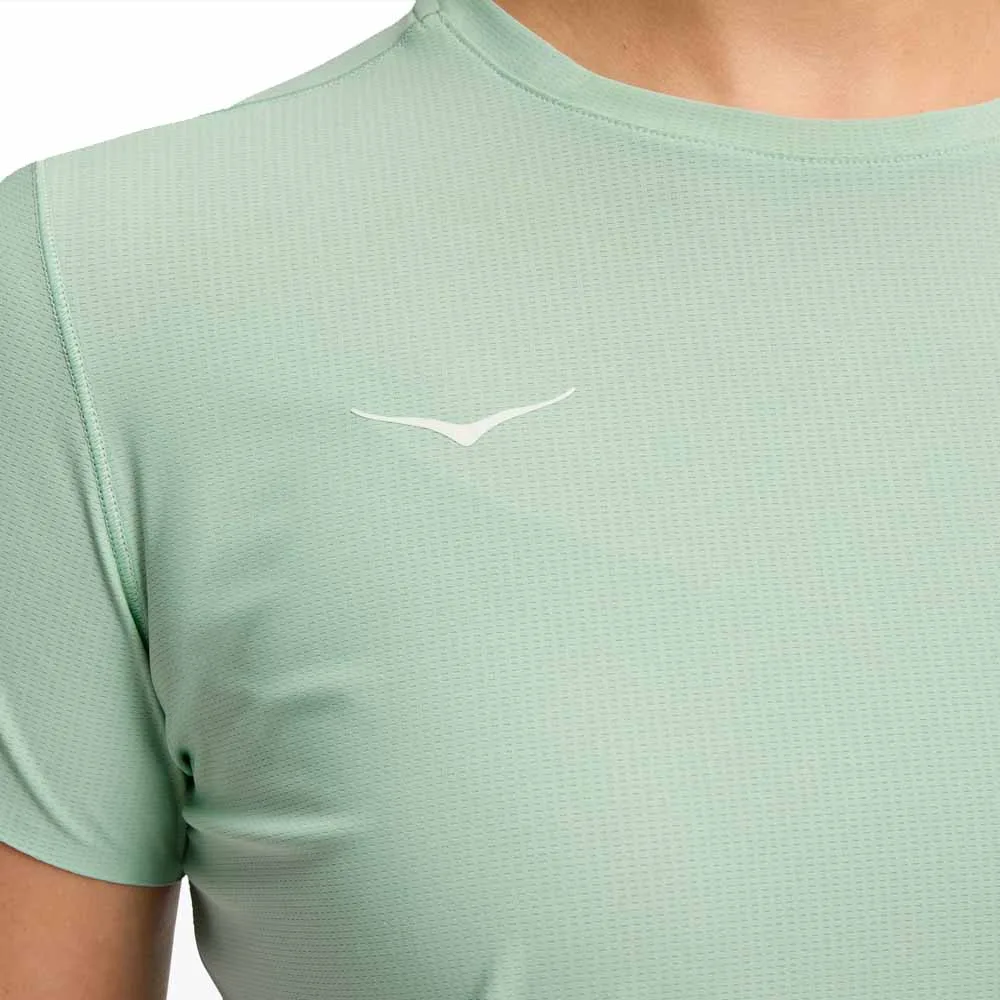 logga på en Hoka Airolite Short Sleeve 2.0 träningströja (dam)