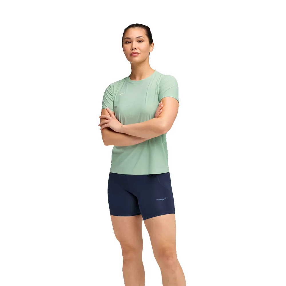 en modell bär en Hoka Airolite Short Sleeve 2.0 träningströja (dam)