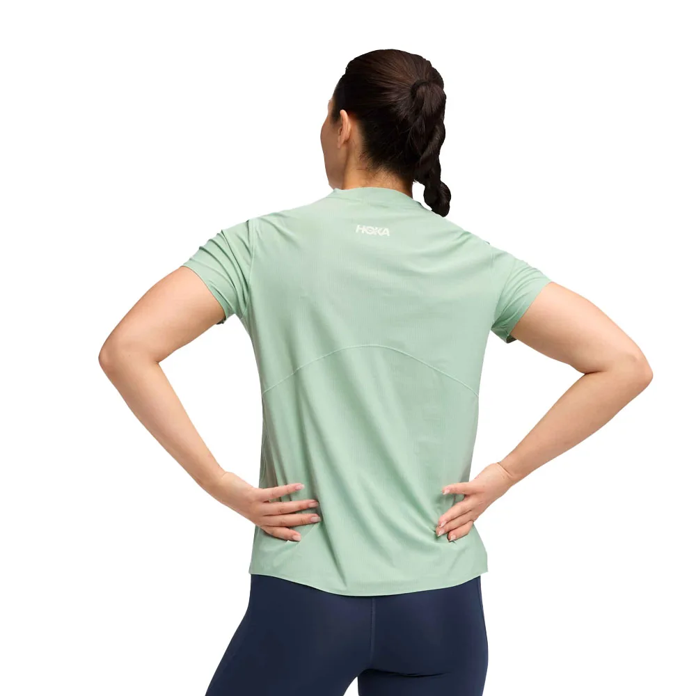 ryggen på en Hoka Airolite Short Sleeve 2.0 träningströja (dam)