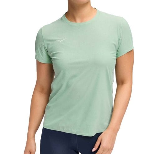 närbild på en Hoka Airolite Short Sleeve 2.0 träningströja (dam) på en dammodell
