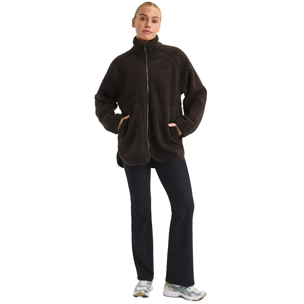 en modell bär en Röhnisch Cloud Pile Jacket pilejacka (dam)