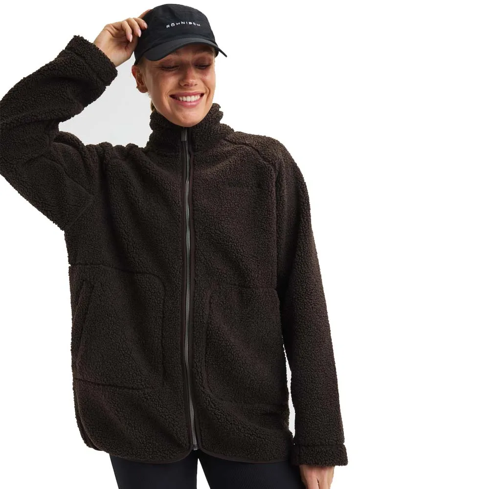 Röhnisch Cloud Pile Jacket pilejacka (dam) på en modell