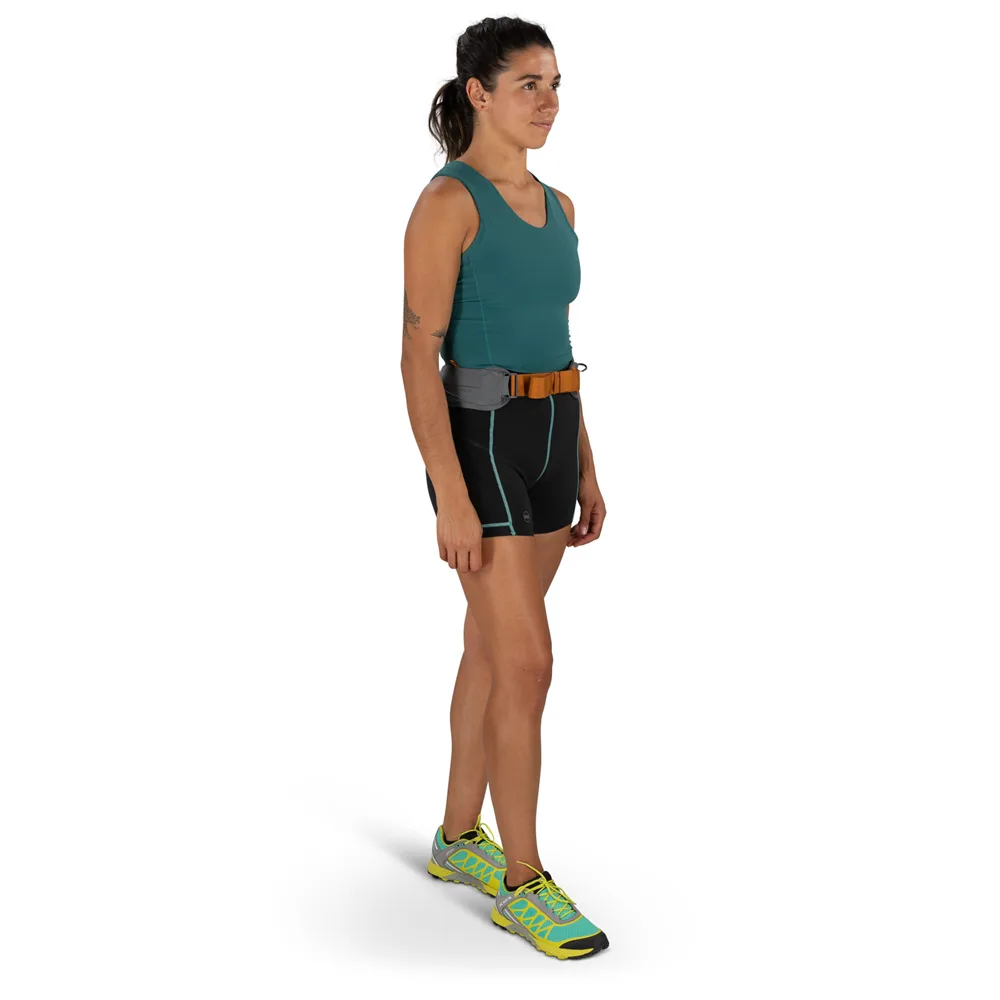 en kvinna bär Osprey Duro Dyna LT Belt löparbälte (unisex)