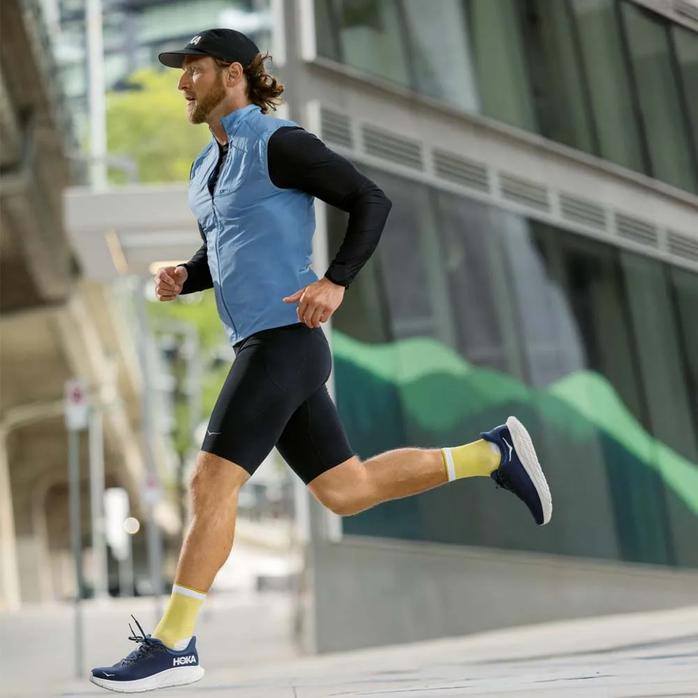 en person använder ett par svarta Hoka Novafly Half Tight träningsshorts (herr)