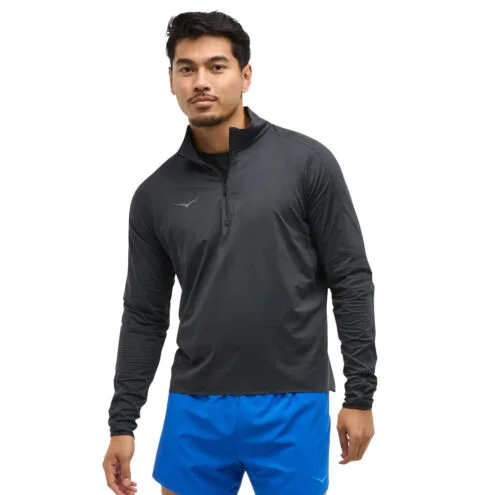 Hoka Glidetech Quarter Zip träningströja (herr) på en modell