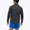baksida av Hoka Glidetech Quarter Zip träningströja (herr) på en modell