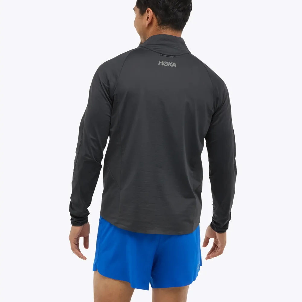 baksida av Hoka Glidetech Quarter Zip träningströja (herr) på en modell