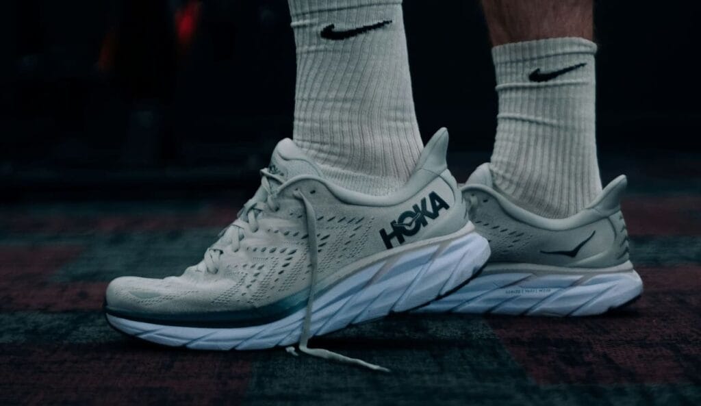 Vita Hoka skor tagna i profil