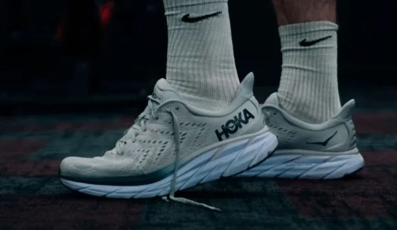 Vita Hoka skor tagna i profil