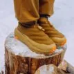 ett par Hoka Kaha 2 Frost Moc GTX vinterskor (herr) på en modell