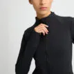 detaljer på en Röhnisch Legacy Full Zip träningströja (dam) på en modell