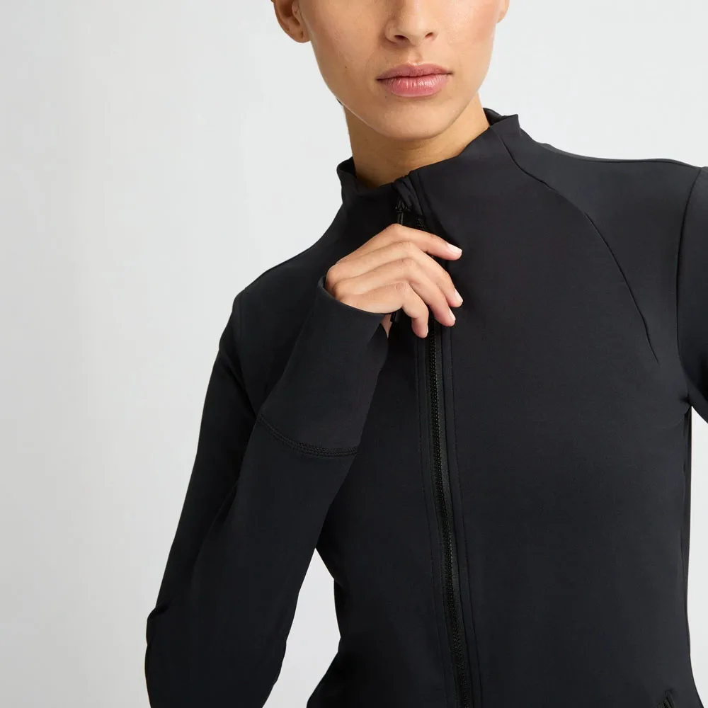 detaljer på en Röhnisch Legacy Full Zip träningströja (dam) på en modell