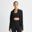 en öppen Röhnisch Legacy Full Zip träningströja (dam) på en modell