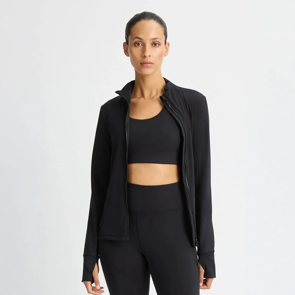 en öppen Röhnisch Legacy Full Zip träningströja (dam) på en modell