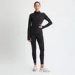 en modell bär en stängd Röhnisch Legacy Full Zip träningströja (dam)
