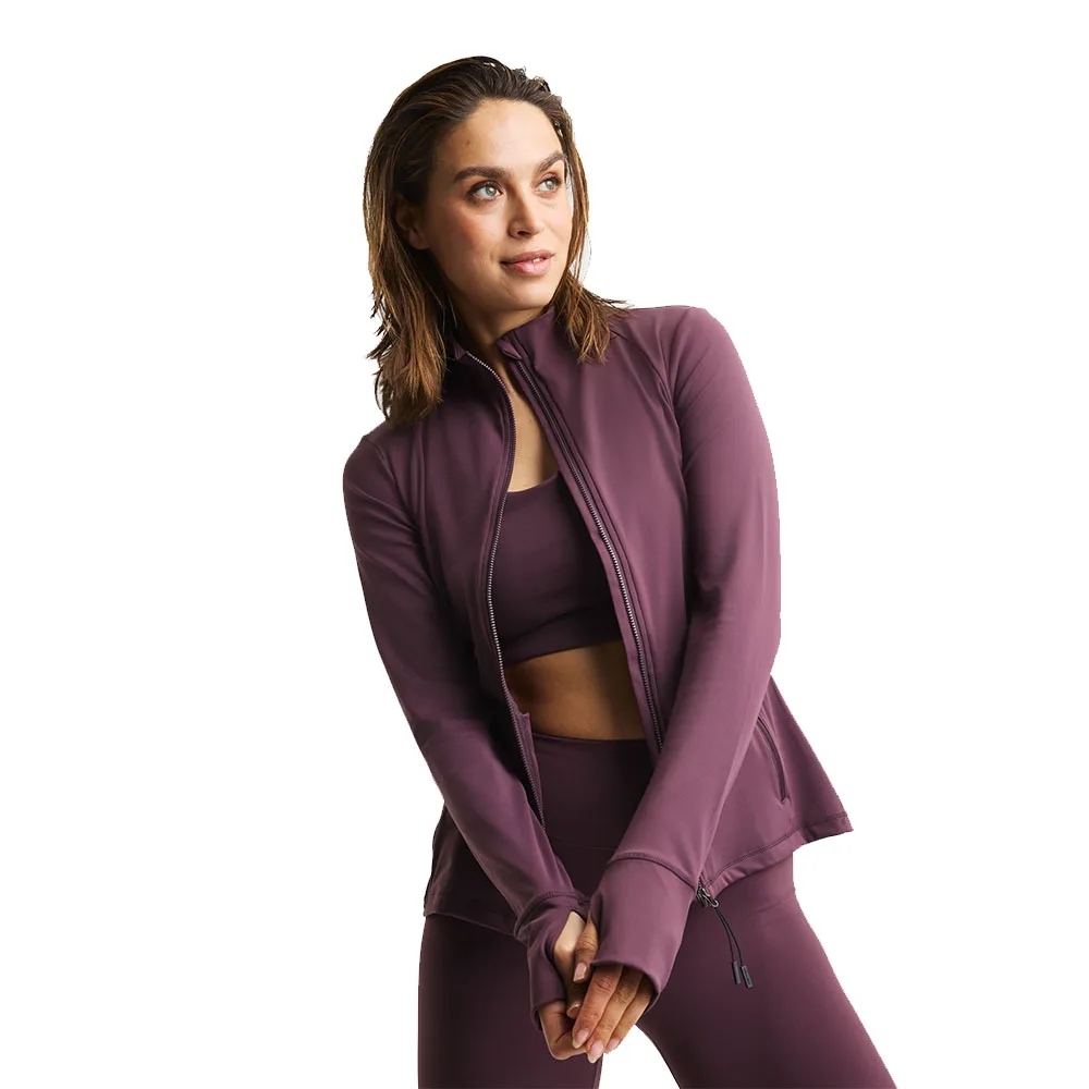 en modell bär en Röhnisch Legacy Full Zip träningströja (dam)
