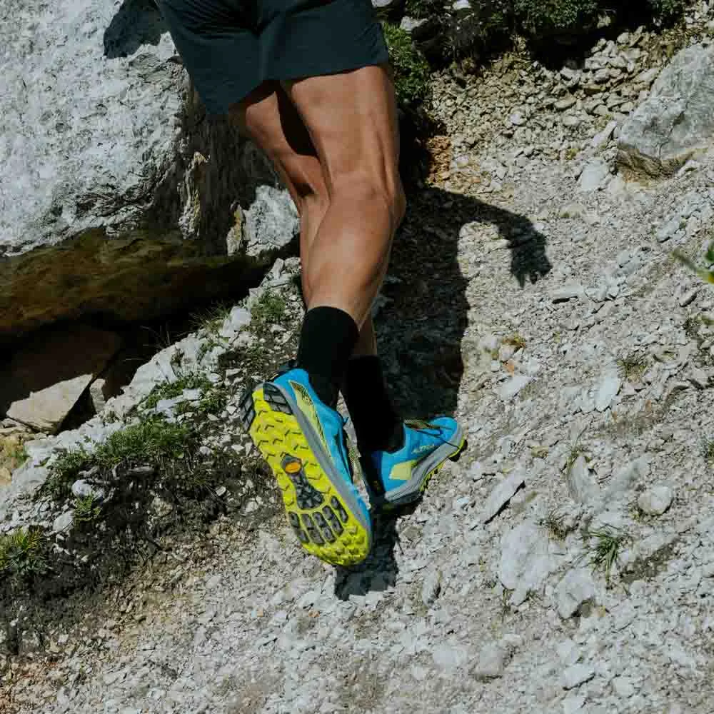 lifestylebild på Altra Lone Peak 9+ traillöparskor (herr) på en modell