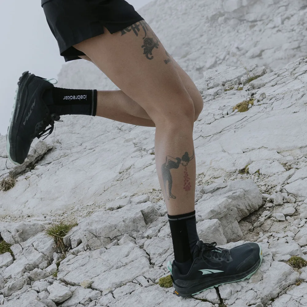 en modell använder Altra Lone Peak 9+ traillöparskor (dam) på stena