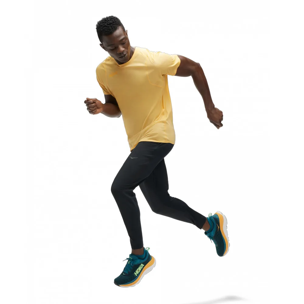 en modell bär Hoka Novafly Run Pant träningsbyxor (herr)