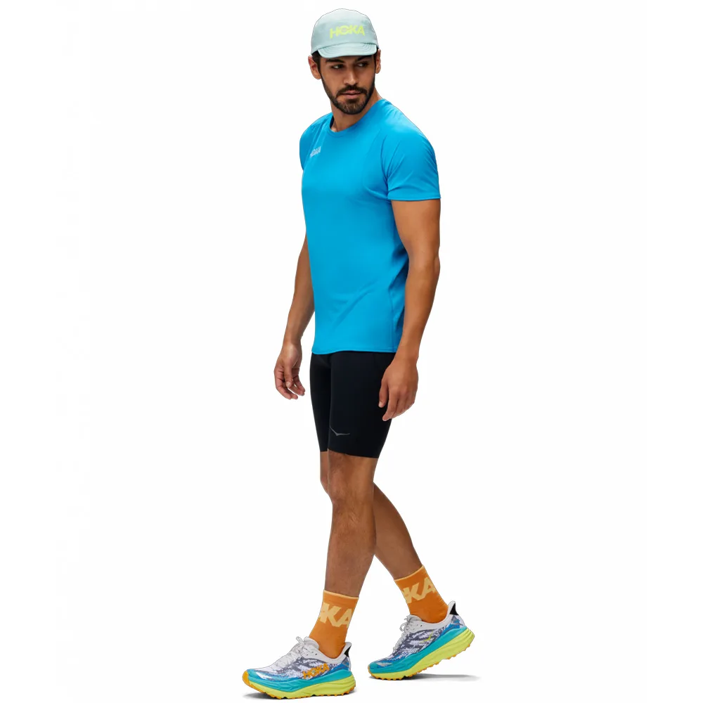 en modell bär Hoka Novafly Half Tight träningsshorts (herr)