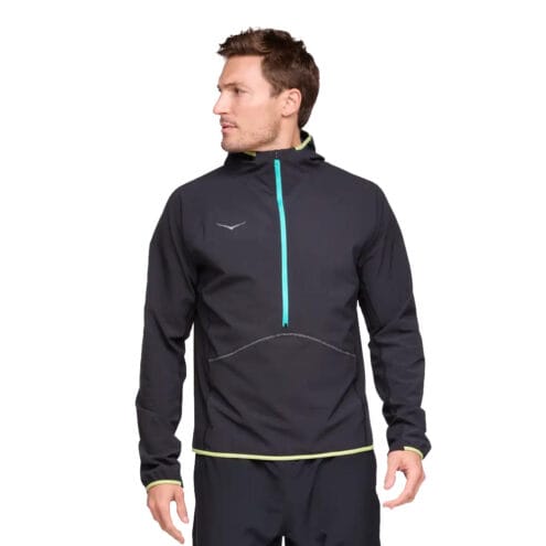 svart Hoka Skyglow Half-Zip träningströja (herr) på en modell