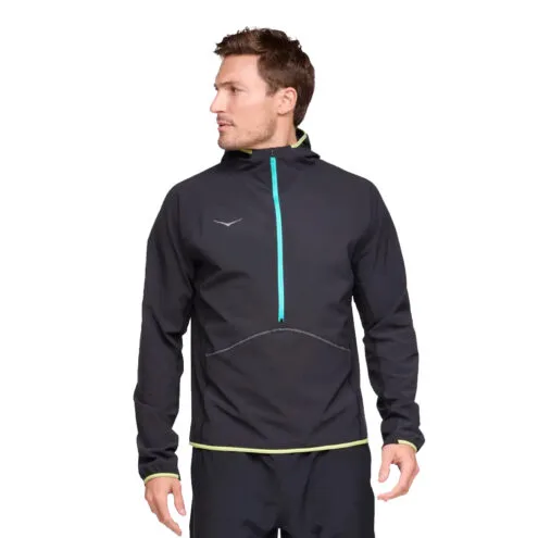 svart Hoka Skyglow Half-Zip träningströja (herr) på en modell