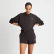 en modell bär en svart Röhnisch Soft Sweatshirt (dam)