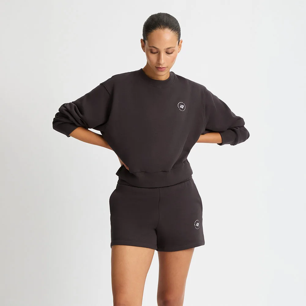 en modell bär en svart Röhnisch Soft Sweatshirt (dam)