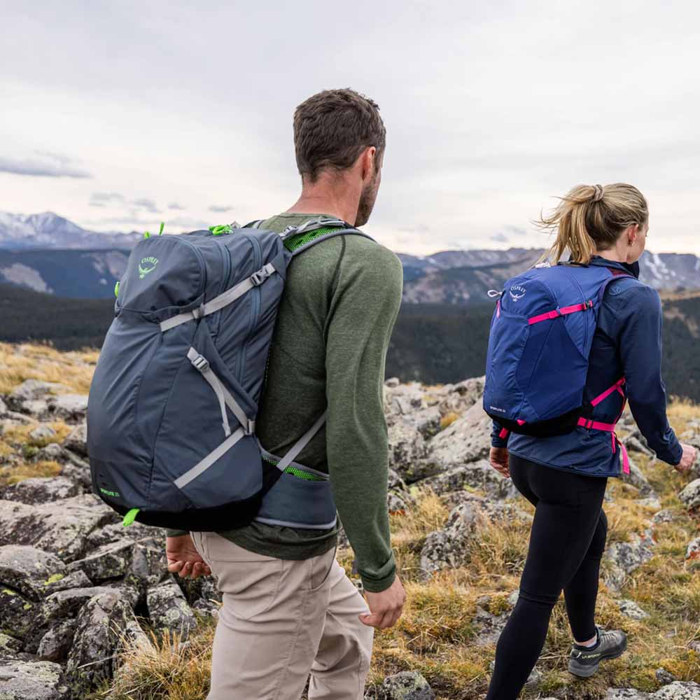 en man bär en Osprey Sportlite 25 dagsryggsäck (unisex)