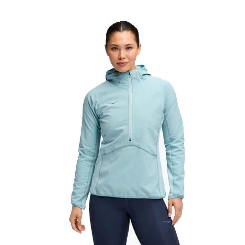 Hoka Skyglow Half-Zip träningströja (dam) på en modell