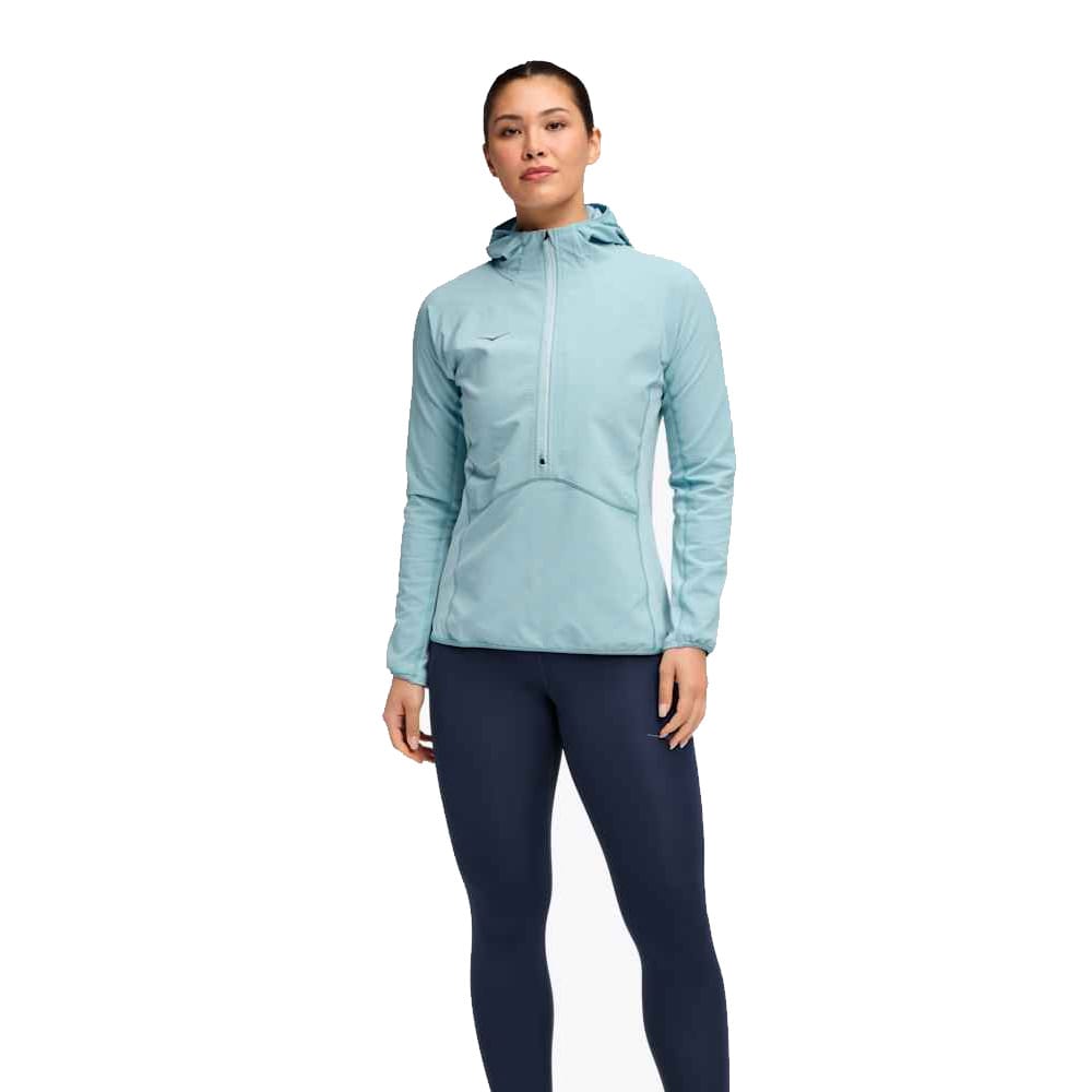 Hoka Skyglow Half-Zip träningströja (dam) på en kvinnlig modell