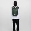 en modell bär Sandqvist Ground Rolltop Backpack ryggsäck (unisex) på ryggen