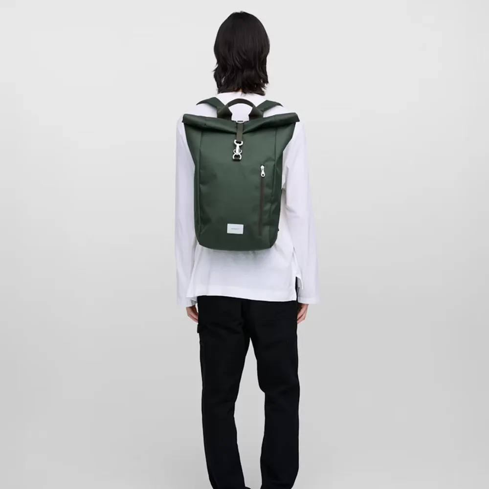 en modell bär Sandqvist Ground Rolltop Backpack ryggsäck (unisex) på ryggen