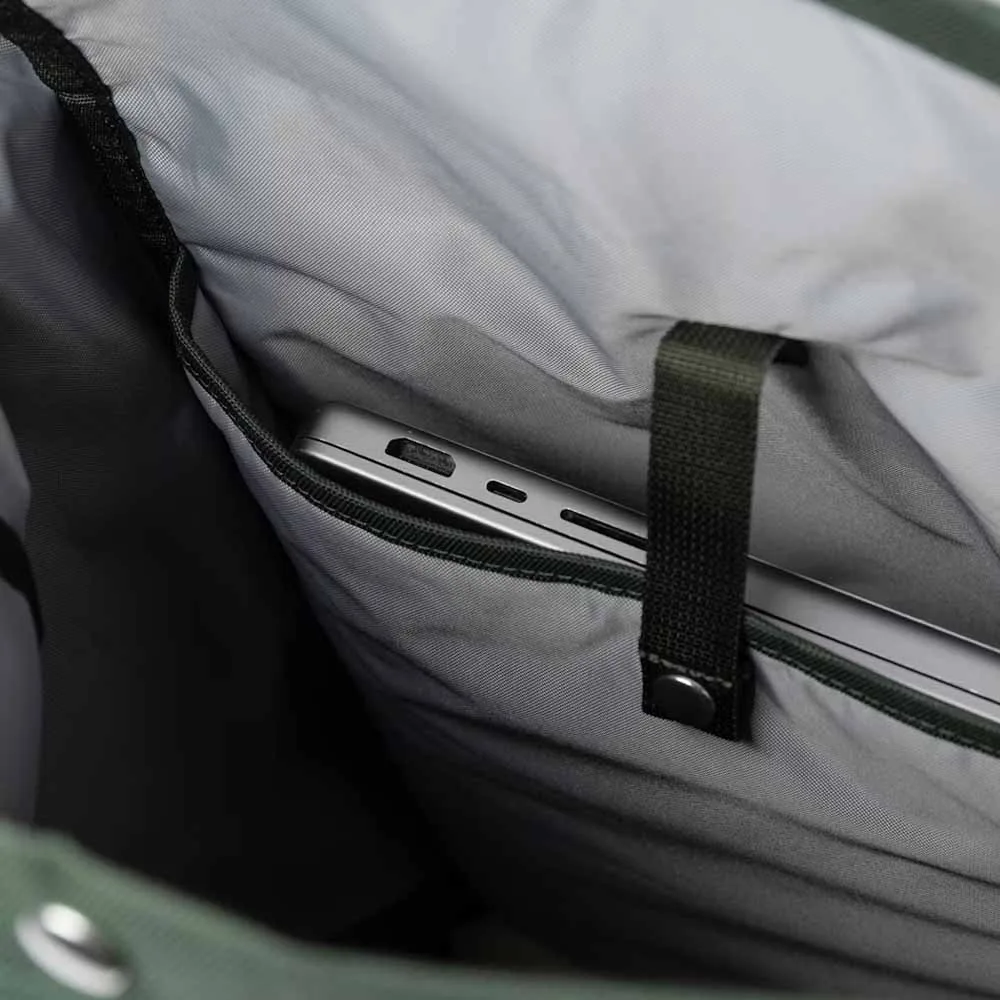 datorfack i en Sandqvist Ground Rolltop Backpack ryggsäck (unisex)