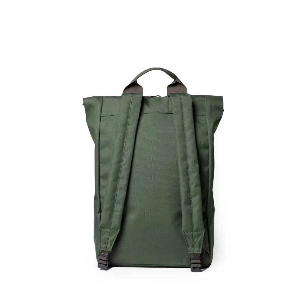 ryggpanel/baksida av en Sandqvist Ground Rolltop Backpack ryggsäck (unisex)